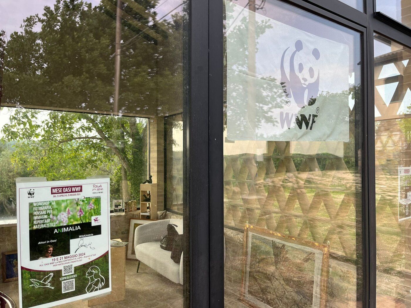 Vetrata con il logo del WWF e un pannello informativo